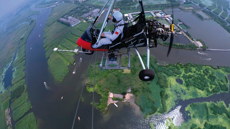 測繪地理信息工作人員利用三角翼在白洋淀進行航空測繪,為雄安新區規劃、選址和建設提供保障服務 測繪地理信息工作人員利用三角翼在白洋淀進行航空測繪,為雄安新區規劃、選址和建設提供保障服務