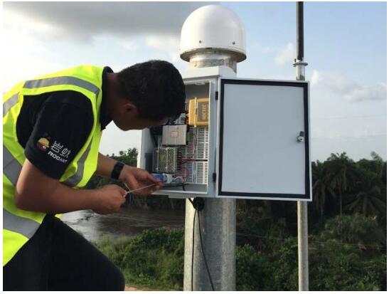 董秀峰在安裝監(jiān)測(cè)站 董秀峰在安裝監(jiān)測(cè)站