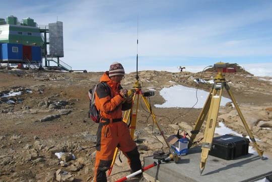 科考隊員在南極開展測量工作 科考隊員在南極開展測量工作
