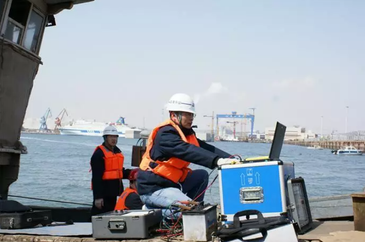 水深測(cè)量現(xiàn)場(chǎng) 水深測(cè)量現(xiàn)場(chǎng)